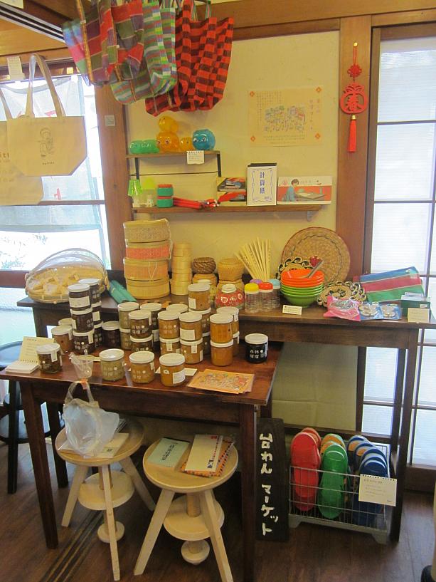 こちらのコーナーでは、迪化街で仕入れた雑貨などを販売中。台中・森林燦燦の自家製ジャムや蜂蜜皇后の天然ハチミツなど、素材にこだわった台湾製品もいろいろと並んでいます。