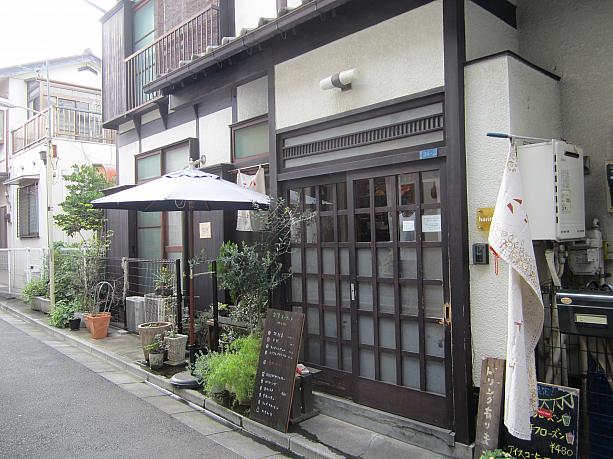 「え、こんなところにお店が？」と思うような細い路地の奥にある、昭和風情たっぷりの民家。ここがドーナツ屋さんなんてビックリです！