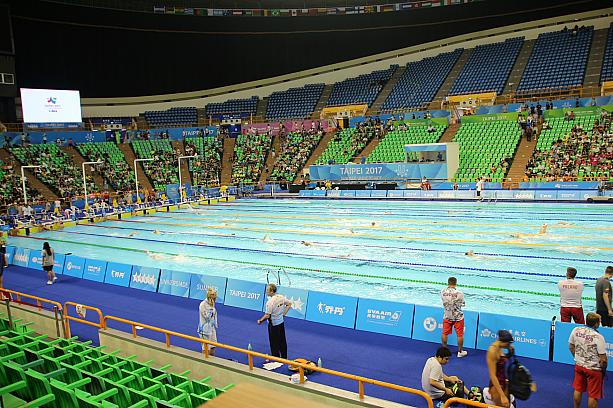 ユニバシアード水泳競技が行われていたのは、桃園MRTA7站-國立體育大學の體育大學綜合體育館。着いた時は、選手たちの練習時間。19:00スタートです