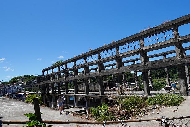 そして足を和平島の方向へ進めると、和平橋の右側に、日本統治時代に建設された造船工場の廃墟が残っていました。フォトジェニックな場所としてたくさんの若者が集まっていましたよ。