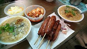 台湾を知るにはこういった小吃にもどんどん挑戦してくださいね！料多口味麺線50元、韓式泡菜40元、台式泡菜30元、香腸25元