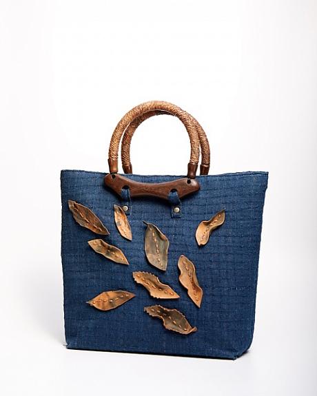 葉っぱ型の革製品がつけられた藍染のトートバッグ