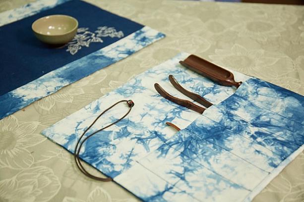 ストール、小銭入れなど、藍染作品としてよく見かけるものから、茶道具を収納する布などまで、あらゆるものを染めています。