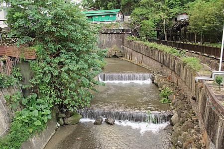 寶泉橋の下を流れる「白水溪」。透明な水が流れるのになぜか白い水の川という意味の名前をつけられました。それは、その昔浴場から温泉が流し込まれていたからなのだとか