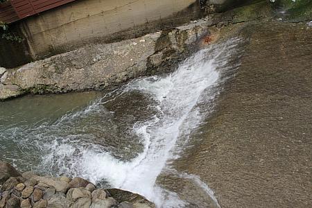 寶泉橋の下を流れる「白水溪」。透明な水が流れるのになぜか白い水の川という意味の名前をつけられました。それは、その昔浴場から温泉が流し込まれていたからなのだとか