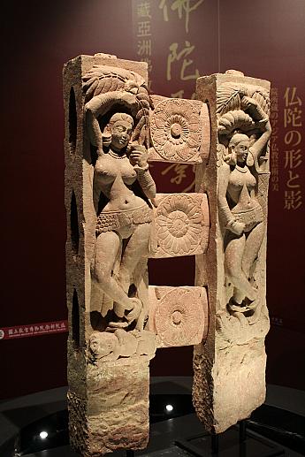 インドの古代仏塔欄楯の一部。欄楯とは垣根のことです。仏教芸術の入口にこれが飾られているのですが、豊満な女性が彫刻されていてビックリ！日本のお寺では見かけませんよね。裏表違った彫刻が施されているので、じっくり見てみてください