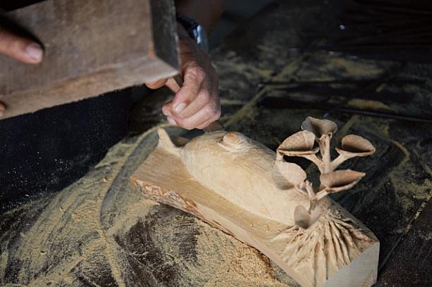 蔡さんの彫刻により、徐々に形づくられていく芋の輪郭。