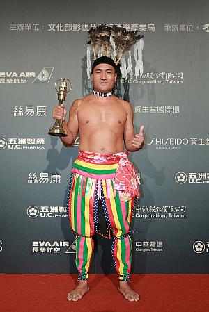 人文紀行番組司会者賞受賞の陳耀忠はアミ族の衣装で登場