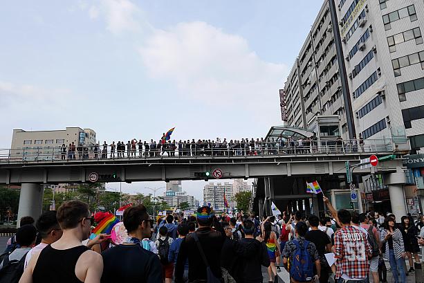 歩道橋の上にもたくさんの支持者が。レインボーフラッグを持っているのは台湾で同性婚運動の第一人者とされる祁家威さん。