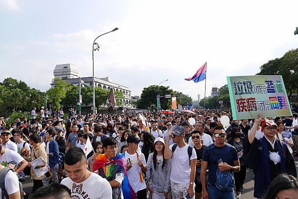 台湾大学付属病院前の様子。あふれんばかりの人。LGBTだけでなく、異性愛者や子供もたくさん参加しているところからも、台湾社会の寛容さを感じられます。