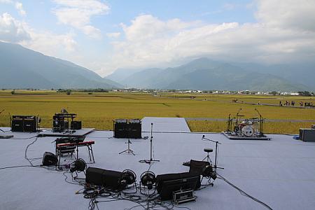 ステージはこちら、稲穂と山が背景です