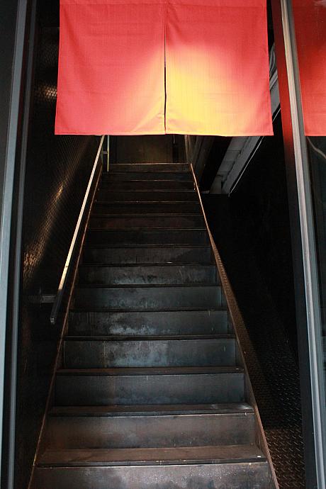 MRT「中山」駅出口5を出て右方向へ進めば、お店があります。写真の階段をのぼって行くと……
