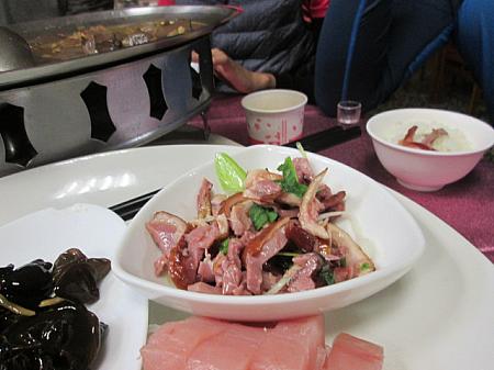 鴨肉の燻製。お皿の料理は細切りにした燻製肉を野菜とドレッシングであわせたサラダ風。美味！