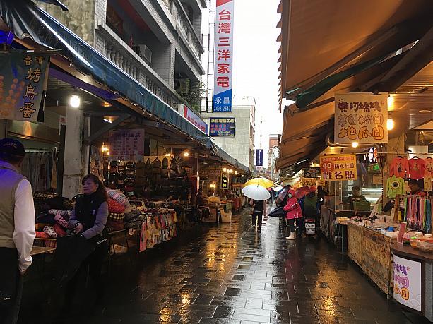 台湾の冬の金山老街。週末でも雨だったので、人が少なく歩きやすい〜！