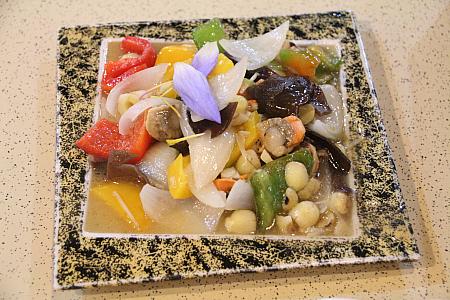雪蓮炒仙貝。トコブシのような貝や蓮の実、野菜の炒め物