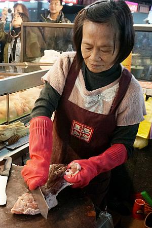 ナビは伝統市場で働く人たちが大好き！食材のことやレシピを色々教えてくれるし、何よりイキイキした顔にいつも元気をもらっています！