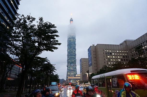 台北の町はというと……台北101のカウントダウン花火や周辺で行われる年越しイベントのため、台北市政府周辺で交通規制があります！