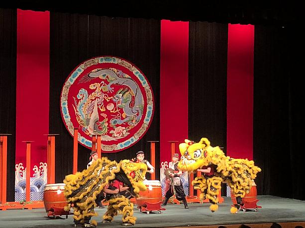 そして舞台では中国獅子舞のパフォーマンス！！可愛いけど迫力があります。