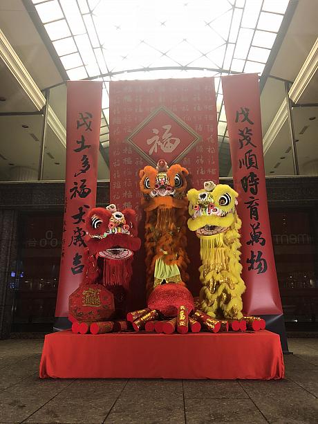 中華伝統芸能が楽しめる劇場、タイペイ・アイ（臺北戲棚）にやってきました。3月2日には旧正月後初めての満月となる元宵節が控えていることから、ちょっとお祭りムードです。