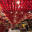 台湾最大の土地の神様が奉られているお宮として知られ、約250年の歴史があります。実は昼間よりも夜に訪れる参拝客が多いといわれているんです。まず最初に訪れたのは金運や学問、縁結びの神様が祭られている財神殿。赤い提灯が煌びやかで美しいです。