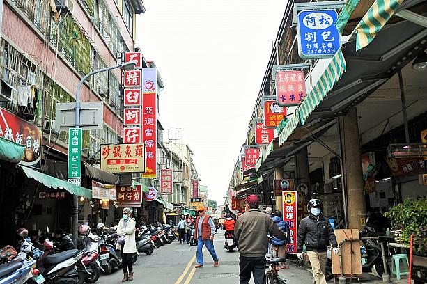 B級グルメ街として有名な「國華街」も、水仙宮市場に隣接していて、朝からにぎわっています。