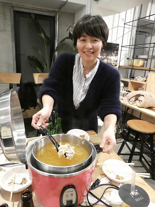 電鍋で作った麻油鶏をふるまう料理研究家の口尾麻美さん。昨秋、『はじめまして　電鍋レシピ』を上梓し、Shiappa Shiappaでは電鍋料理教室を開催する予定なんだそう。
