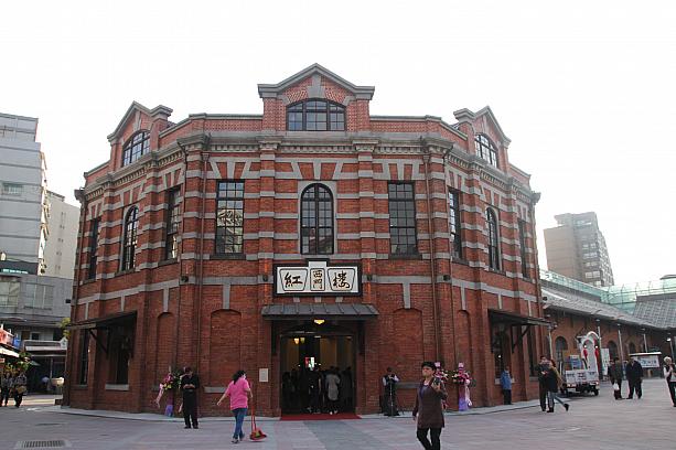 1908年に台湾初の公営市場として建設され、台北っ子の胃袋を支えた紅楼。これまでにも映画館、劇場などとして利用されていましたが、今回、屋根や窓、空調・消防・照明設備などを刷新。以前にも増してレトロ感が漂うようになりました！