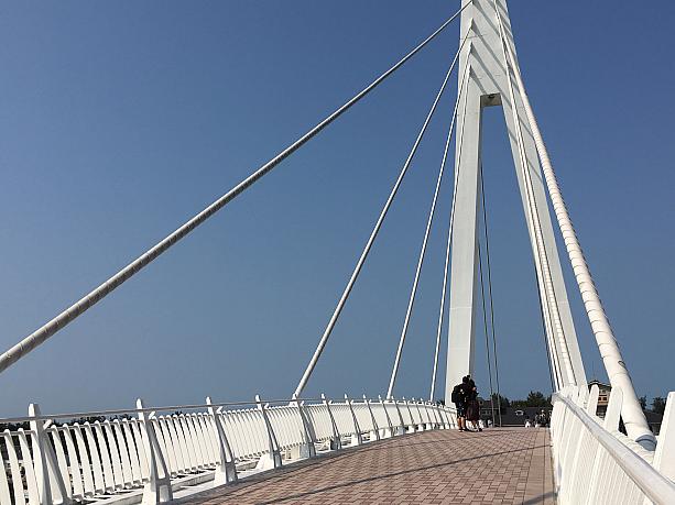 休日はこの橋の上は人でごった返しますが、平日は人がまばらで歩きやすいです