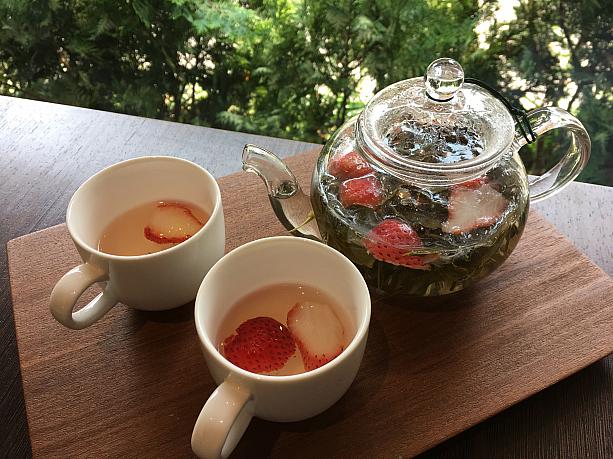 こちらは季節限定のフレッシュなストロベリーが入ったお茶「草莓包種茶」。いちごの香りに癒されます！是非、旅の途中に立ち寄ってみてください！