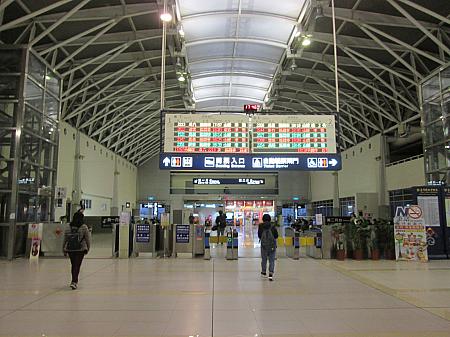 台鉄「新烏日」駅は、高鐵「台中」駅とつながっています