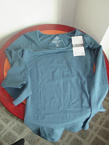 フェアトレードで環境に配慮したオーガニックコットン製のTシャツ（980元）