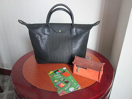 使いやすい革製バッグ（3,222元）と革製貯金箱（980元）