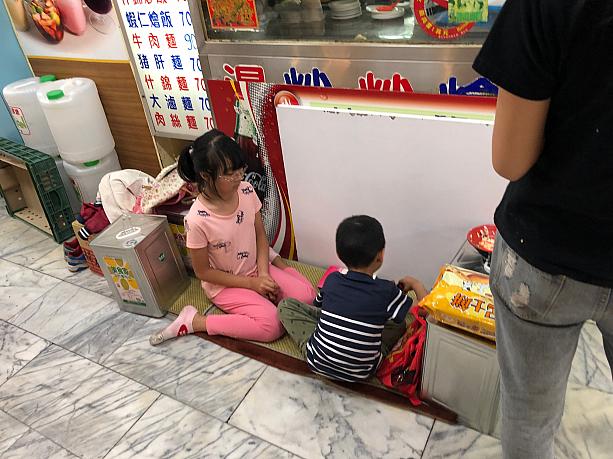 従業員さんのお子さんでしょうか。通路で遊んでいます。日本ではまず見られない光景です。席は基本的に相席で、なんとなく香港っぽいムードが漂います。