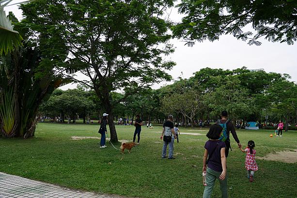 犬のお散歩している人もたくさん。野生のリスもいるんです。自然や動物と触れ合える空間は都市では貴重な存在ですよね。