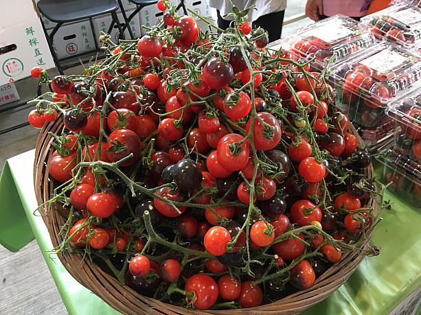 トマトを売っているところが多く、枝付きトマトのディスプレイはとても目を引きました