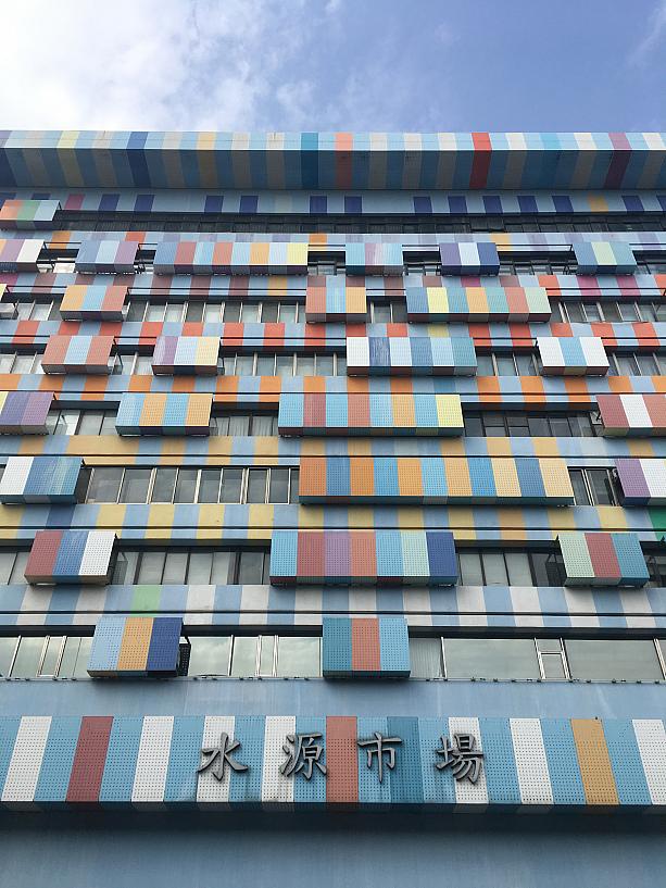 この建物が青空と重なるとさらにアート性を帯びていい感じです！まだ足を踏み入れたことのない方は散策してみるのもいいかも。台湾の日常が覗けますよ