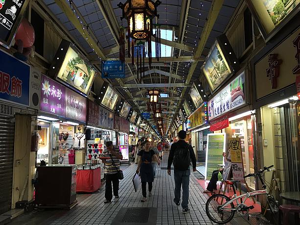 かつて華西街夜市は、台北一栄えた夜市だったそうで、行き交うのも大変なくらいに人、人、人、だったのですが、今はすんなり歩けてしまうほどでした