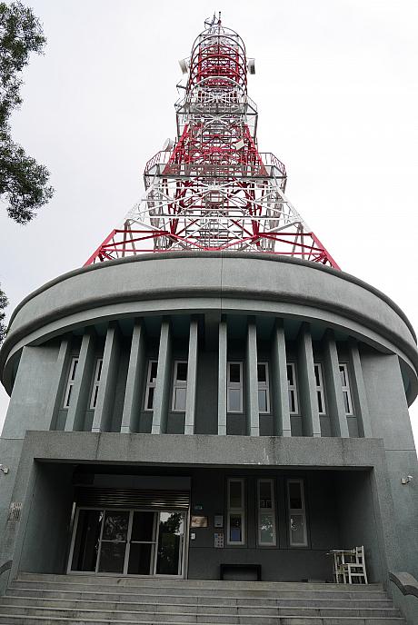 途中に大きな鉄塔を発見。台湾の短波ラジオ放送局・台湾国際放送（RTI）の施設でした。日本語放送は根強いファンがいることで有名です。本局は円山ホテルの東側にあるんですよ。