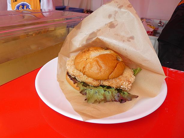 「虎噗食多」は台湾伝統料理と洋食をミックスした台湾ハンバーガーを販売。お肉がパンからはみ出してる～！！