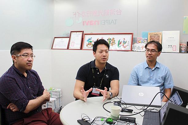 「Embrace Audio Lab」CEOのPENG LEEさん(左)、営業のWILLIAM CHIENさん(右)、「(株)アーキサイト」製品企画部の松本さん(中央)