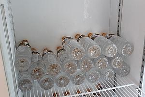 ２台の冷蔵庫には水がたっぷり。スポンサーの飲料会社が作ったラミゴオリジナルウォーターです。