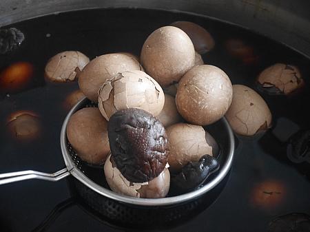 茶葉とシイタケで煮込んだ煮卵も必ず食べたいグルメ