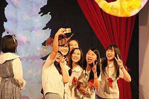 夏は別れの季節！台北市内の高校の卒業式と関連行事をご紹介します！ 卒業式 別れ 水風船 紙ふぶき ダンス 美術 涙 台湾 台北高校