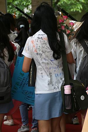 卒業時に、制服にサインなどを書き込むのは、台湾ならではの光景。人によっては何年か後に気づいたらなくなっていて、ゴミと一緒に捨てられていた、ということもあるようです。