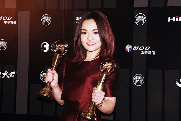 「最佳國語女歌手獎」「最佳國語專輯獎」を受賞したのは徐佳瑩。嬉しさのあまり、後ろに座っていた恋人比爾賈にキスをしちゃったほどです。