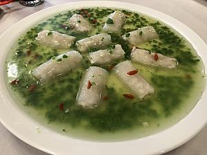 「芙蓉絲瓜魚」魚のすり身とクワイのシャキシャキした食感がとてもマッチしたヘルシー料理。底には茶碗蒸しが隠されているオシャレな一品です。