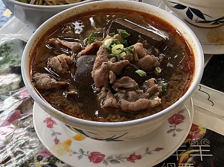 ナビ的には牛肉入りのスープ「牛肉鴨血湯」が気に入りました。店内は冷房がないので、熱々スープを飲むと汗が噴き出ますが、