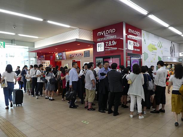 場所はJR新宿駅南口を出てすぐの新宿ミロード。こちらのレストランフロアが7月13日（金）にリニューアルオープンするということで、当日は開店時間の11時前から、エレベータ前に行列が！