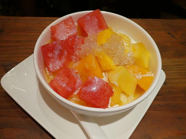 早速、夏季限定のマンゴースイカ豆花（1380円/税抜・以下同）をいただいてみました。新鮮なマンゴーと甘～いスイカが、ふるふると軟らかい豆花とよく合います。小粒のタピオカとシャリシャリの氷がのっているのも台湾と同じ。この味が日本で食べられるなんて、すっごい幸せ！