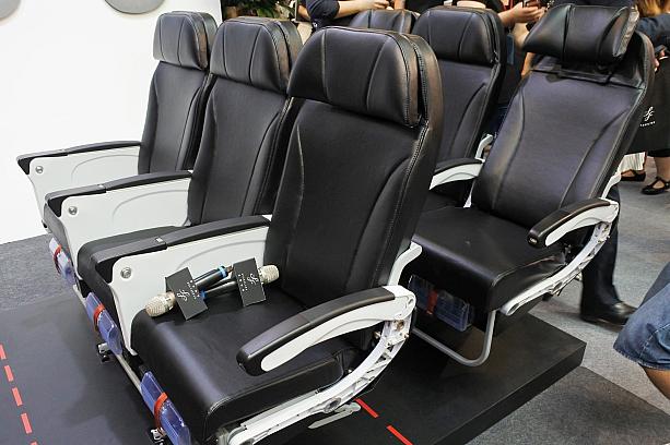 スターフライヤーはフルサービスキャリア(FSC)でもなく、ローコストキャリア(LCC)でもない第3のカテゴリーとして注目を集める航空会社。フルサービスキャリア以上のサービスにリーズナブルな価格が最大のポイントです。一般的なエアラインよりも足元を広々と設計した座席はイメージカラーの黒で統一され、シートは皮張りという豪華さです。